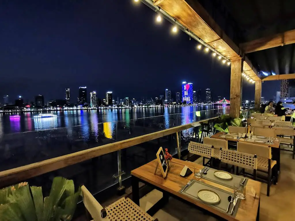 아이콘 루프탑 레스토랑 앤 바 Icon Rooftop Restaurant - Danang Riverside